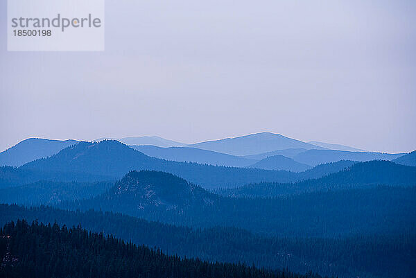 Linien und Linien der Berge im Crater-Lake-Nationalpark