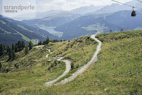 Zwei Mountainbiker fahren bergauf  Zillertal  Tirol  Österreich