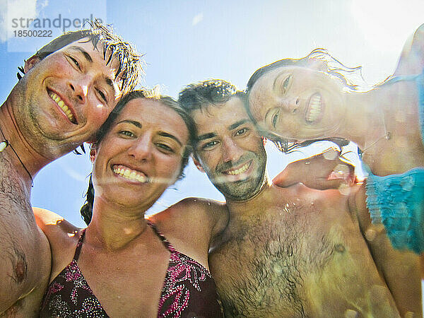 Junge Freunde aus Unterwasser fotografiert.