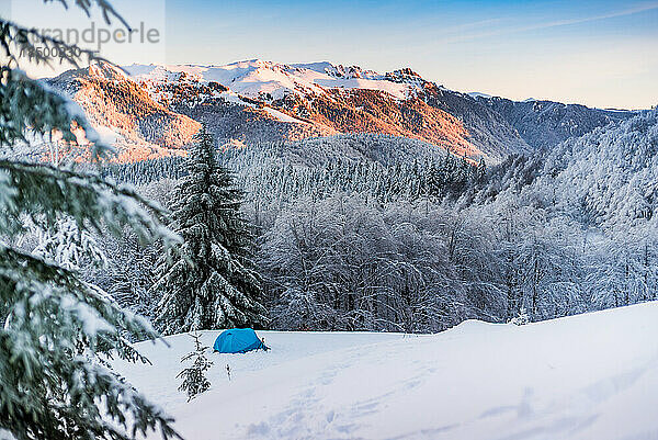 Campingzelt am kalten Wintermorgen der Karpaten