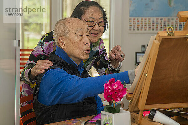 Älterer Rentner malt nachmittags