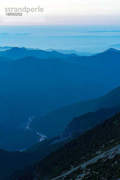 Lila Sonnenuntergangsfarben und Schichten der Central Cascades am Mount Rainier