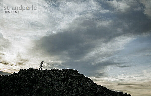 Silhouette eines Wanderers  der bei Sonnenaufgang den Gipfel des Katahdin  Maine entlang geht