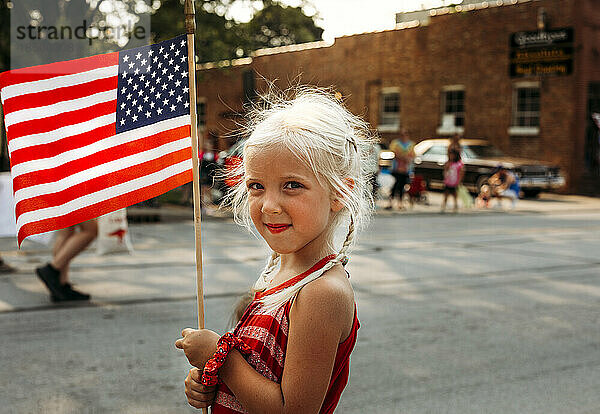 Junges Mädchen bei der Parade zum 4. Juli im Norden von Indiana