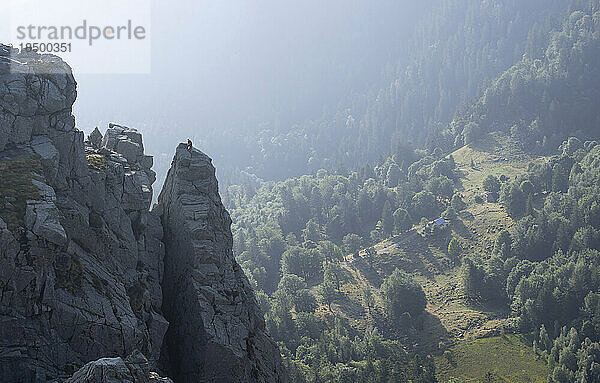 Blick auf den Wanderer  der über den Gipfel des Martinswand-Berges klettert  Hohneck  Vogesen  Frankreich