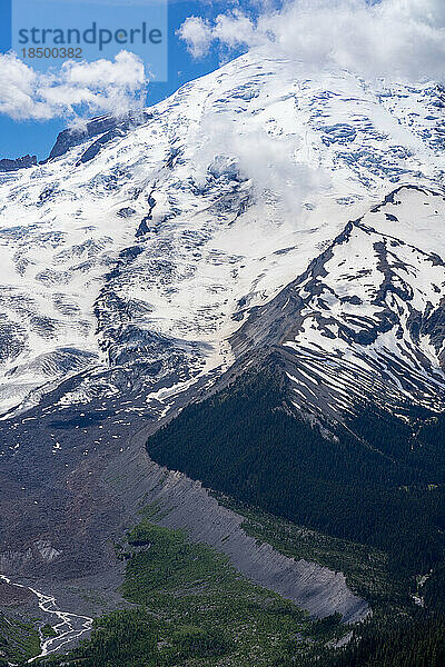 Der vom Gletscher bedeckte Vulkan Mt. Rainier in Washington