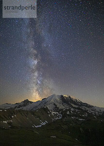 Atemberaubende Milchstraße über Mt. Rainier im Mt. Rainier Nationalpark