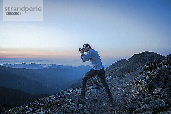 Ein Mann fotografiert die Evening Mountains im Mt. Rainier NP