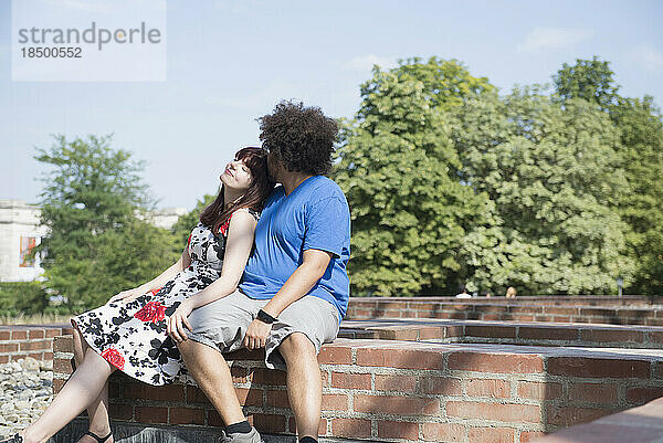 Entspanntes junges Paar verbringt Zeit im Freien
