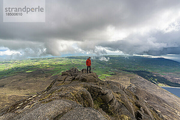 Wandermann steht auf dem Gipfel der Slieve Binnian Mountains