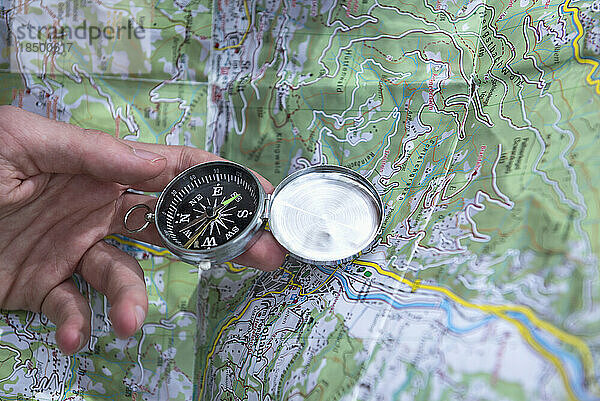 Wanderer überprüfen Route auf der Karte mit Kompass  Bayern  Deutschland