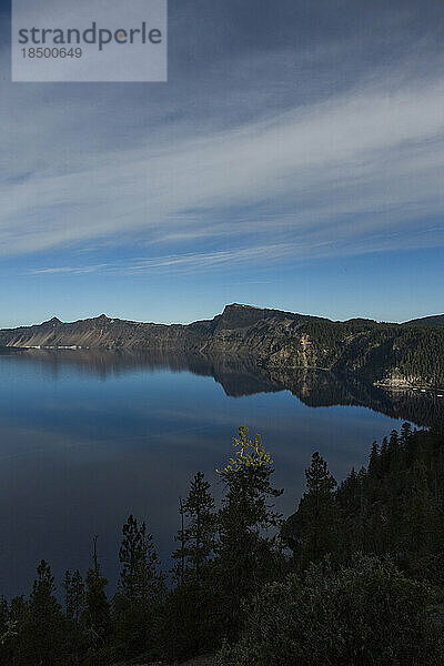 Crater-Lake-Nationalpark in Oregon bei Sonnenuntergang.