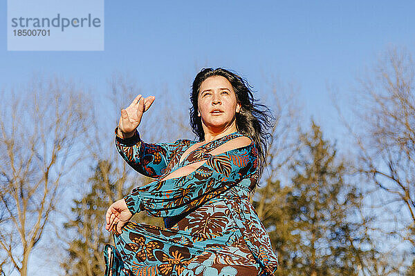 Eine schöne  intensive Frau tanzt draußen Flamenco