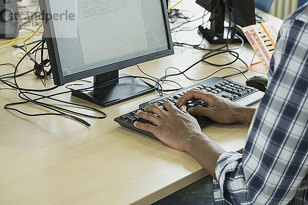 Universitätsstudent arbeitet am Computer in der Laborschule  Bayern  Deutschland