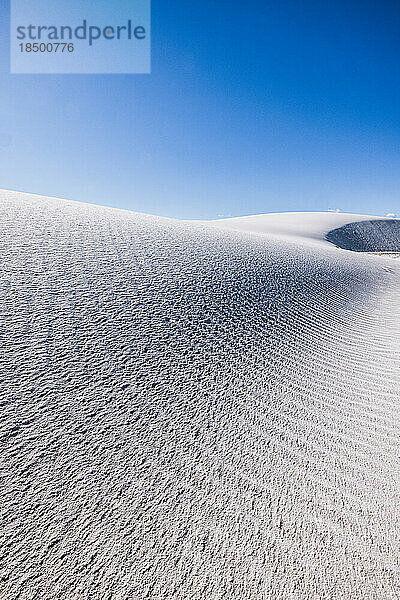 sanfte Sanddünen und blauer Himmel im White Sands National Park
