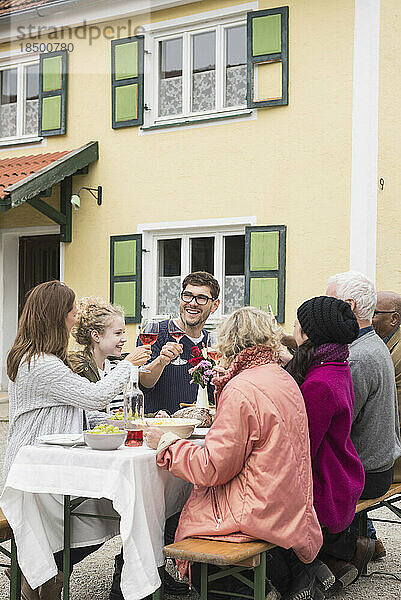 Familie und Freunde genießen Party im Freien auf einem Bauernhof  Bayern  Deutschland