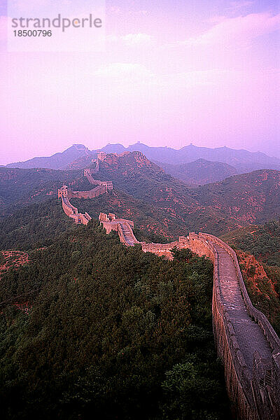 Bunter Sonnenuntergang an der Chinesischen Mauer in Jinshanling