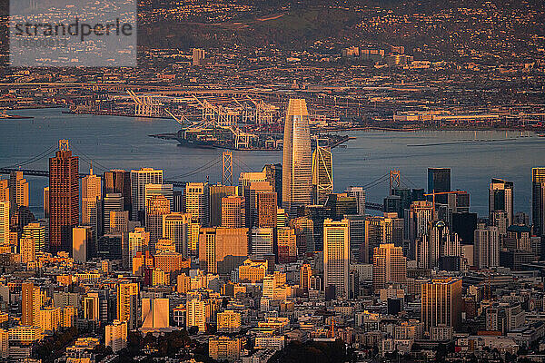 Skyline der Innenstadt von San Francisco bei Sonnenuntergang  Luftaufnahmen