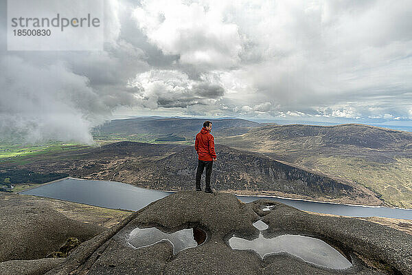 Wandermann steht auf dem Gipfel der Slieve Binnian Mountains