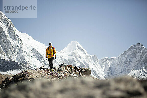 Ein Mann wandert über den Khumbu-Gletscher in der Nähe des Everest-Basislagers.