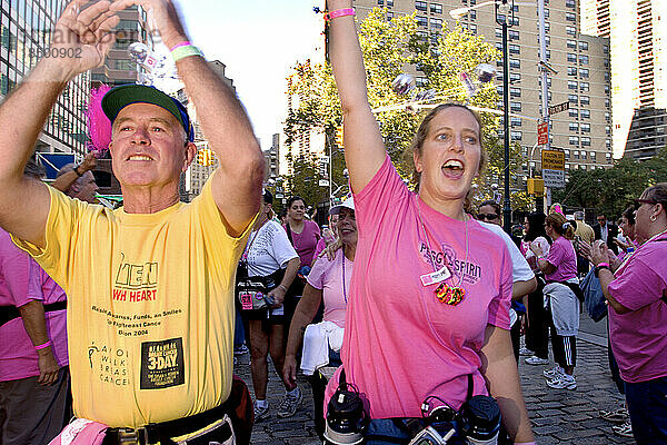 Menschen jubeln am Ende des Avon Walk for Breast Cancer in New York City.
