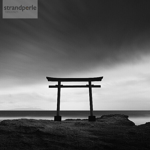 Torii-Tor des Shirahama-Schreins über dem Meer und dem Himmel  Shizuoka