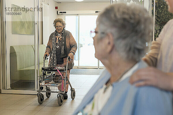 Zwei ältere Frauen mit Mädchen im Pflegeheim