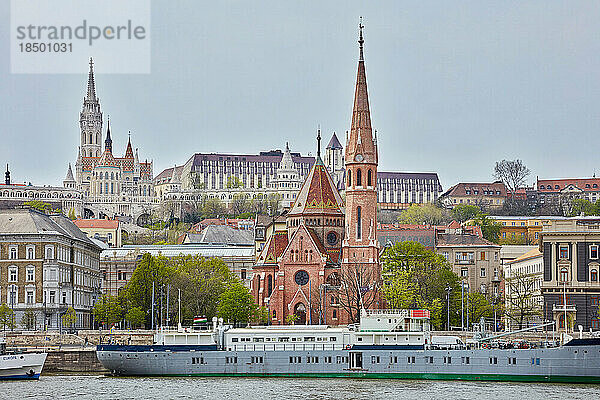 Matthiaskirche und reformierte Kirche mit angedocktem Schiff auf der Donau  Budapest  Ungarn