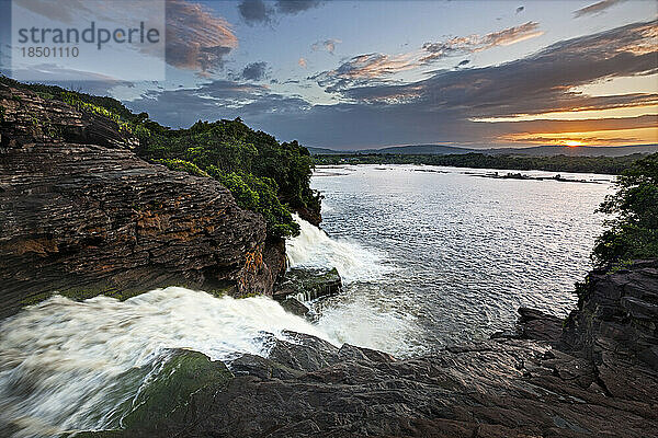 Wasserfall bei Sonnenuntergang  Nationalpark Canaima  Bundesstaat Bolivar  Venezuela