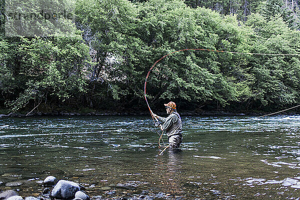 Ein Mann fischt am North Umpqua River in Oregon mit der Fliege.