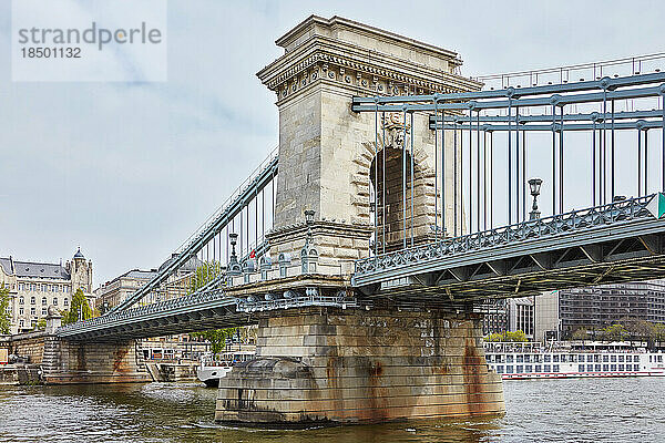 Kettenbrücke über die Donau  Budapest  Ungarn