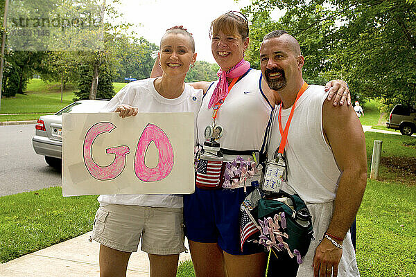 Eine Überlebende und einige Spaziergänger machen bei einem Brustkrebs-Spaziergang in Washington  D.C. Halt für ein Foto.