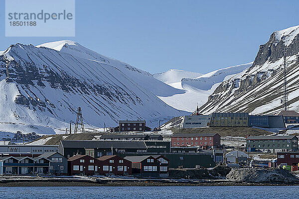 Blick vom Meer auf die Häuser von Longyearbyen in Spitzbergen