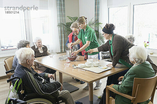 Krankenschwestern bereiten Essen für Senioren im Pflegeheim zu