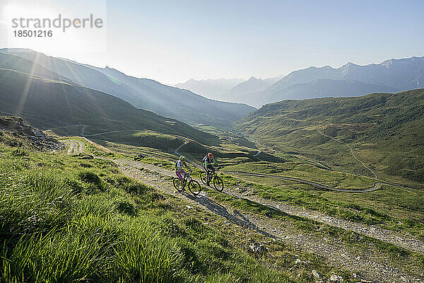 Erhöhter Blick auf Mountainbiker  die bergauf fahren  Zillertal  Tirol  Österreich