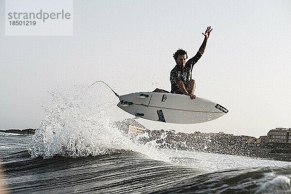 Nahaufnahme des brasilianischen Profi-Surfers Vicente Romero bei einer Luftaufnahme