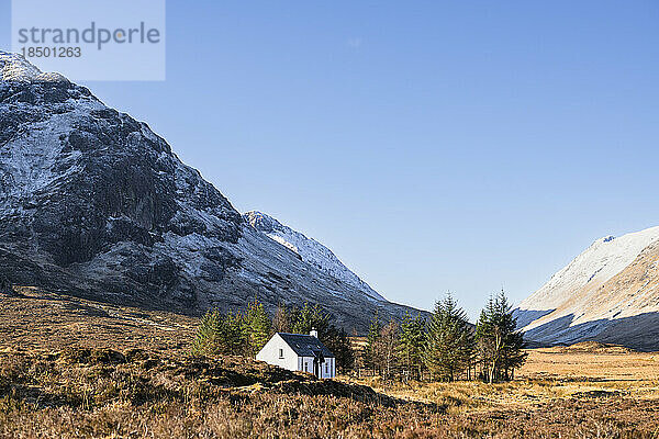 Einsames weißes Landhaus in den schottischen Highlands