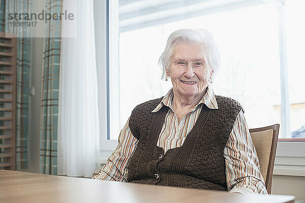 Ältere Frau im Erholungsheim