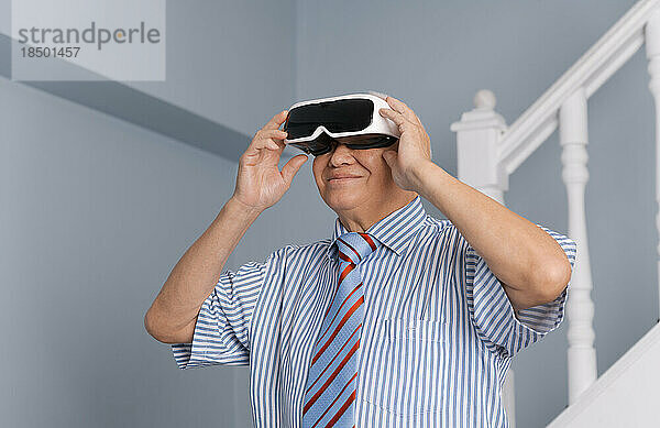 Älterer Mann erlebt virtuelle Realität mit VR-Headset-Gerät