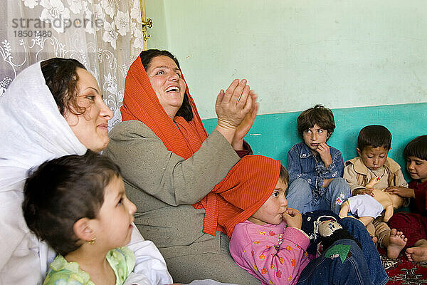 Eine Lehrerin führt Kinder in einer Vorschule in Kabul beim Singen und Klatschen an.