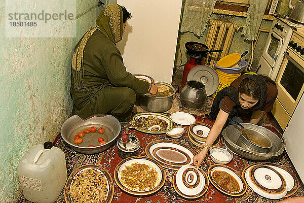 Frauen bereiten in ihrer Küche in Kabul ein afghanisches Essen zu.