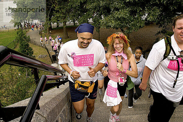 Beim Avon Walk for Breast Cancer in New York City steigen Spaziergänger Stufen hinauf.