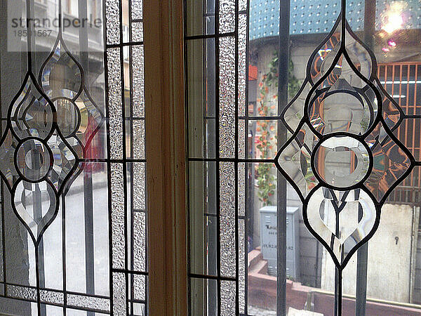 Ormate-Buntglasfenster an zwei Türen  Balat  Istanbul  Türke