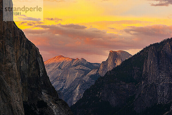 Yosemite-Nationalpark bei Sonnenuntergang aus Tunnelansicht