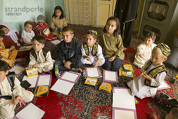 Kinder in Habibas Vorschule in Kabul beginnen ihren Tag mit einem Kunstunterricht.