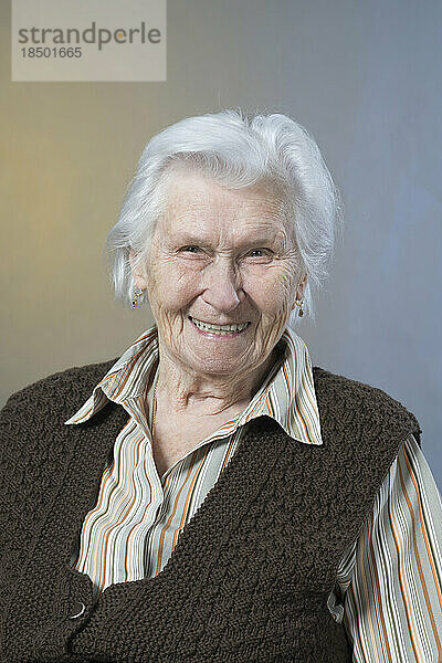 Porträt einer glücklichen älteren Frau