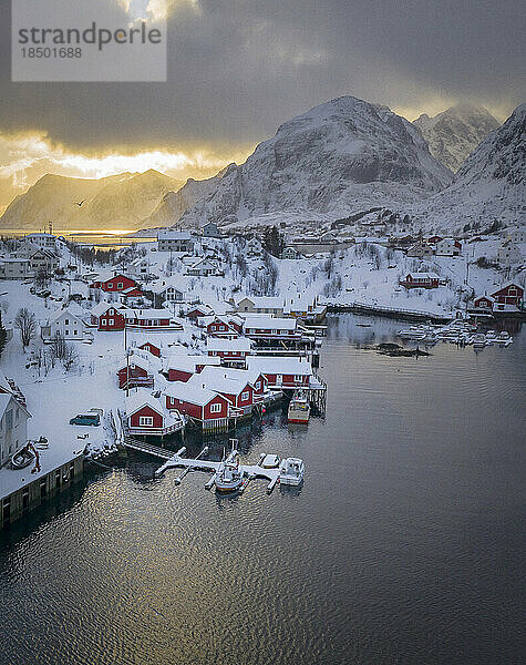 Rote Häuser und wunderschöne Berge im atemberaubenden Norwegen