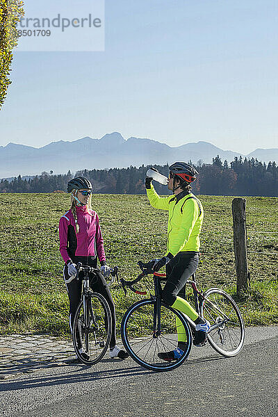 Rennradfahrer erholen sich in wunderschöner Landschaft  Bayern  Deutschland