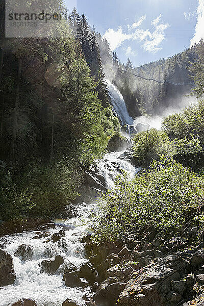 Malerischer Blick auf den Wasserfall Stuibenfall  Ötztal  Tirol  Österreich