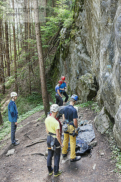 Gruppe von Kletterern bereitet sich auf das Klettern vor  Sautens  Ötztal  Tirol  Österreich